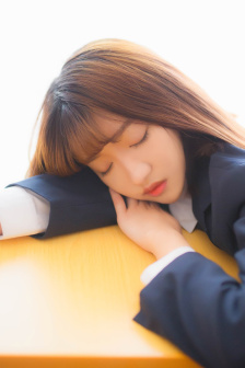 年轻夫妻把小孩哄睡后开监控
